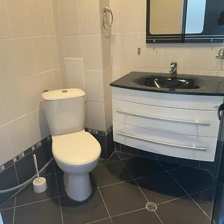 2-bed,2-bath, Free Private Parking דירה