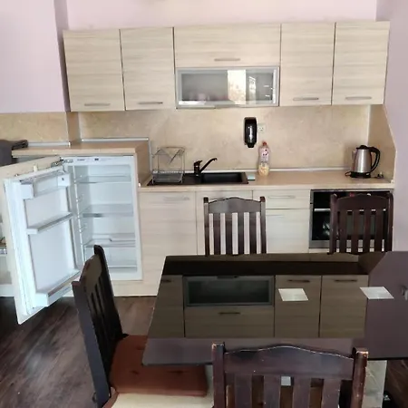 Apartment 2-bed,2-bath, Free Private Parking *